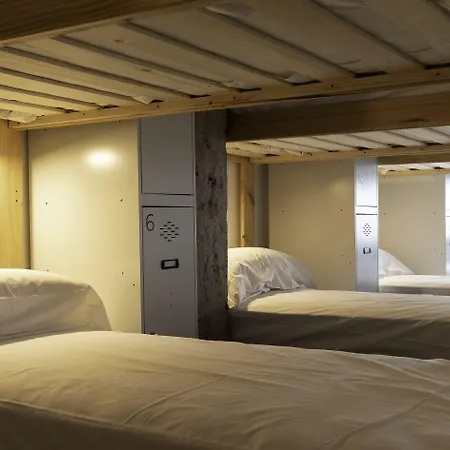 Ekoos Hostel, Eko