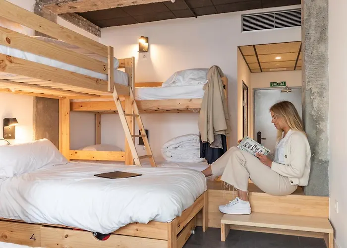 Ekoos Hostel, Eko Albergue *