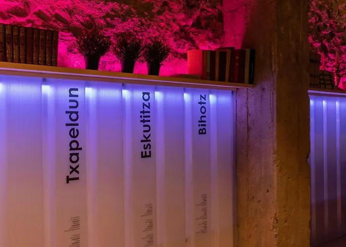 Ekoos Hostel, Eko Albergue *